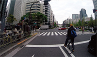 交差点進入時、自転車や歩行者に車の接近
と右左折を知らせます。