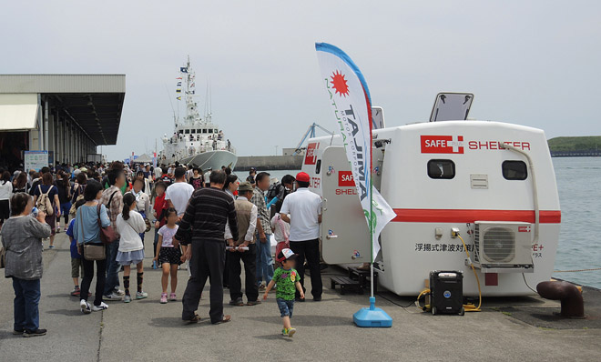 「御前崎みなとかつお祭り」に浮揚式津波洪水対策用シェルターSAFE+(セーフプラス)600シリーズを展示 画像1