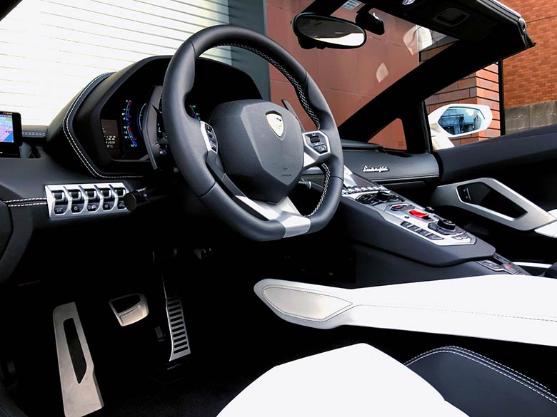 スポルティーボインテリア(10/20枚)-ランボルギーニ アヴェンタドール S ロードスター