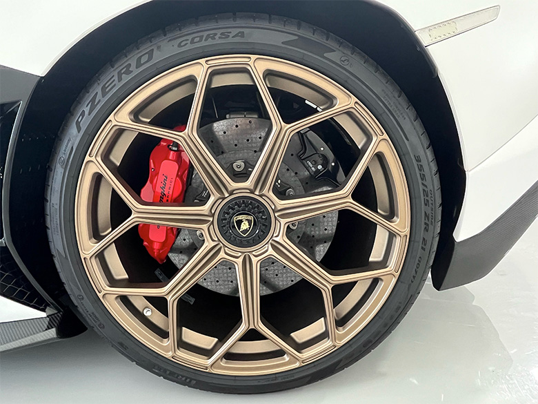 ランボルギーニ アヴェンタドール SVJ(32/32枚)