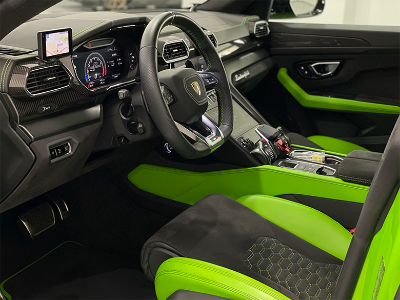 ランボルギーニ ウルス4.0 4WD(9/29枚)