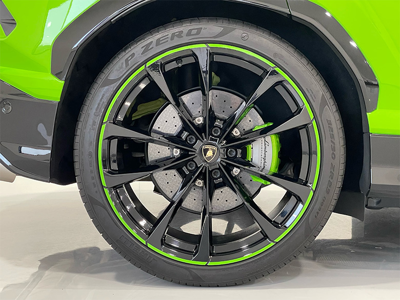 ランボルギーニ ウルス4.0 4WD(25/29枚)