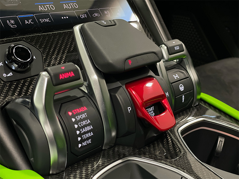 ランボルギーニ ウルス4.0 4WD(28/29枚)