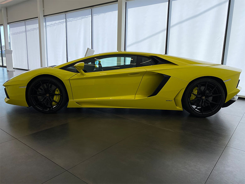 ランボルギーニ　(4/16枚) ランボルギーニ アヴェンタドール LP700-4 イエロー