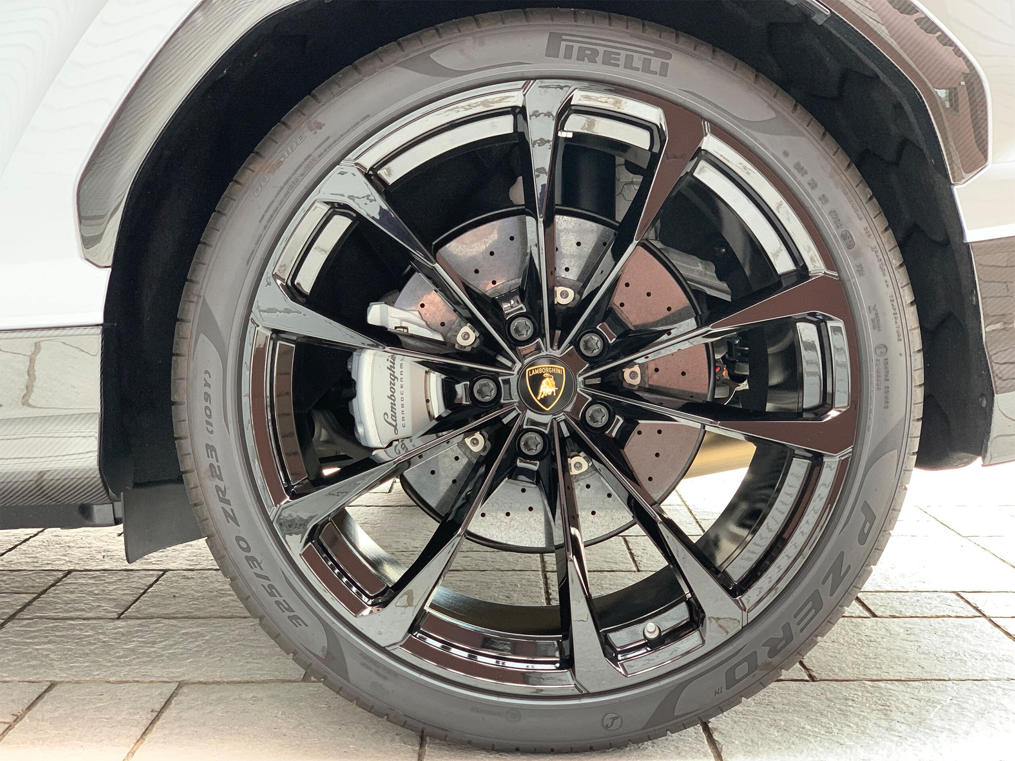 ランボルギーニ ウルス シルバーメタリック タジマプレミアム中古車