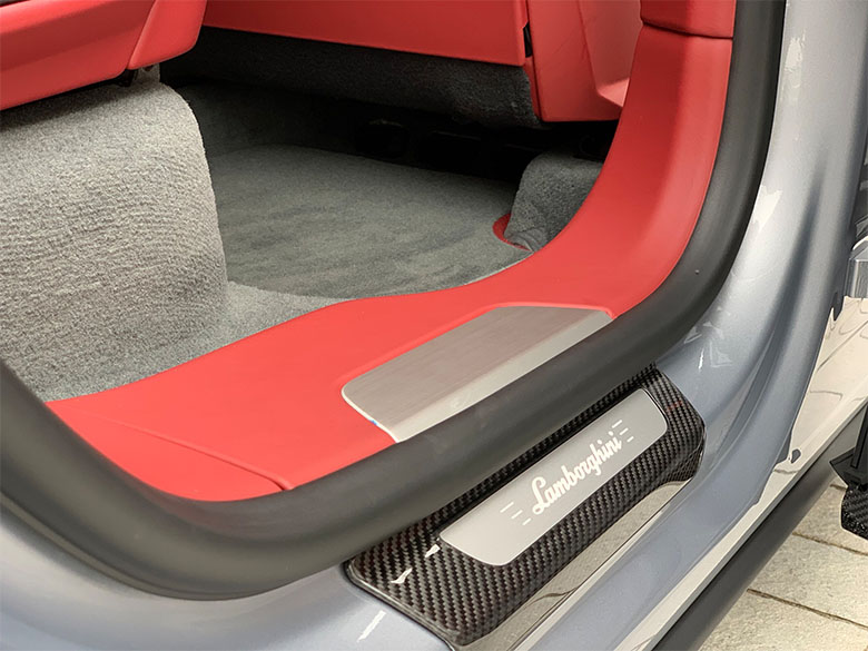 ランボルギーニ ウルス - シルバーメタリック (30/46枚)