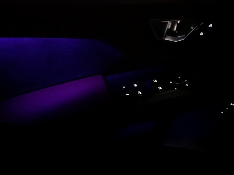 ランボルギーニ ウルス - シルバーメタリック (43/46枚)