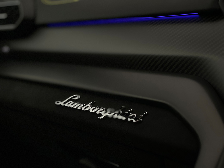 ランボルギーニ ウルス4.0 4WD - マットホワイト(21/25枚)