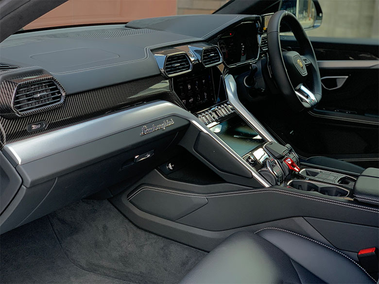 ランボルギーニ ウルス ブラック(11/32枚)