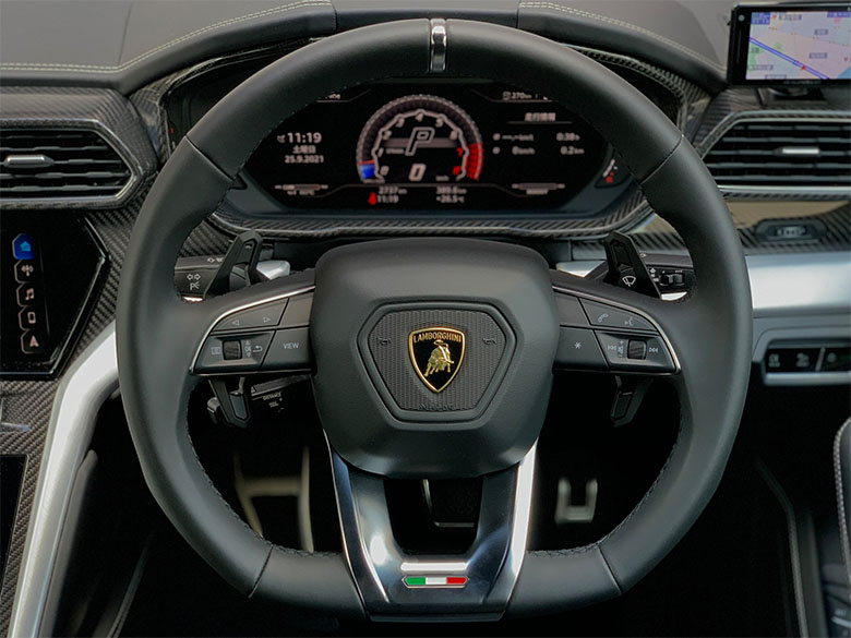 ランボルギーニ ウルス ブラック(16/32枚)