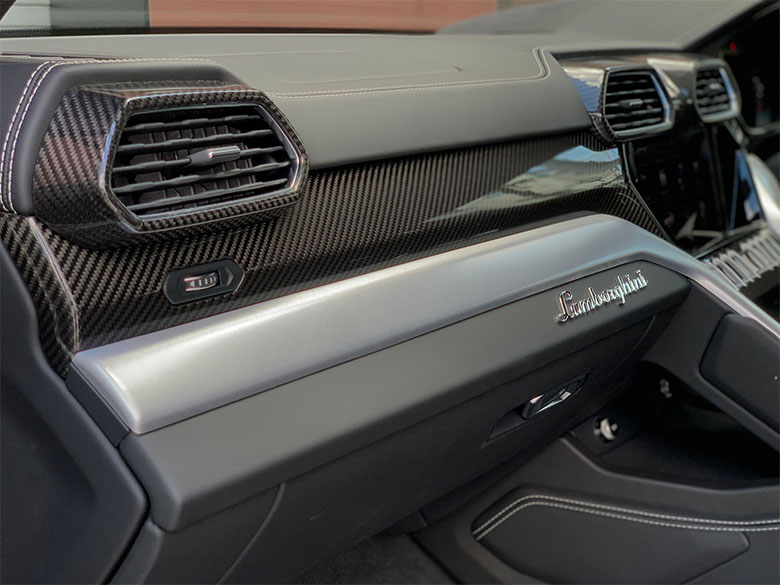 ランボルギーニ ウルス ブラック(24/32枚)