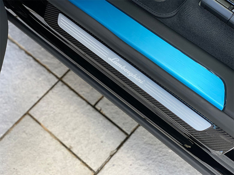 ランボルギーニ ウルス ブラック(25/32枚)