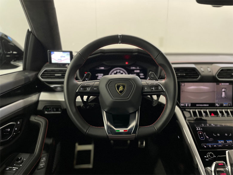 ランボルギーニ ウルス4.0 4WD - ブラックメタリック(13/26枚)