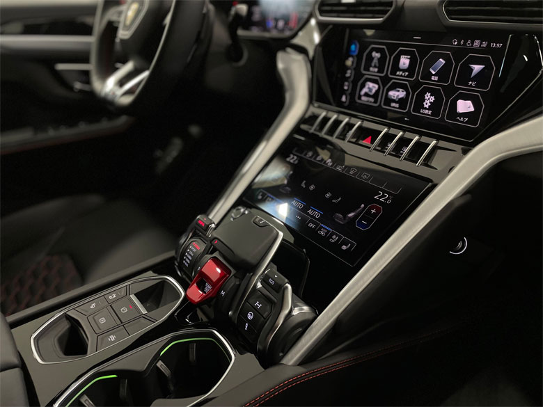 ランボルギーニ ウルス4.0 4WD - ブラックメタリック(17/26枚)