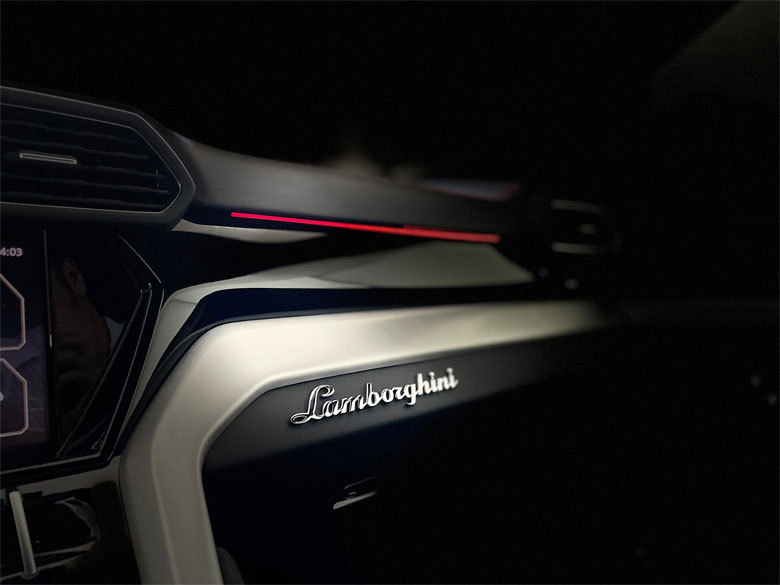 ランボルギーニ ウルス4.0 4WD - ブラックメタリック(21/26枚)