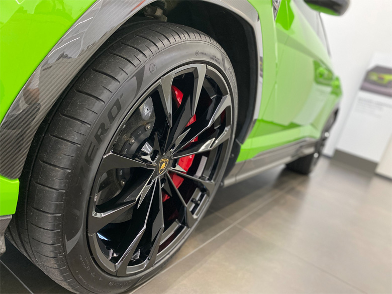 ランボルギーニ ウルス4.0 4WD(6/17枚)