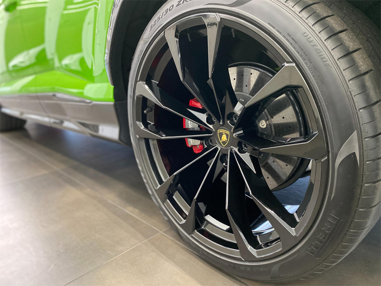 ランボルギーニ ウルス4.0 4WD(7/17枚)