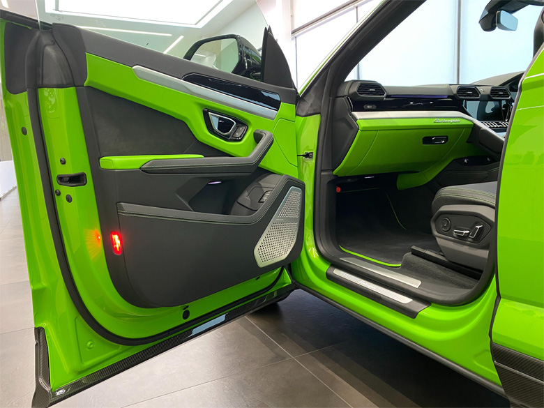 ランボルギーニ ウルス4.0 4WD(9/17枚)