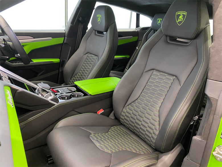 ランボルギーニ ウルス4.0 4WD(11/17枚)