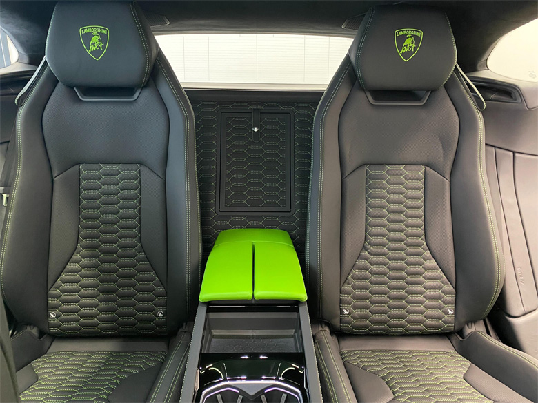 ランボルギーニ ウルス4.0 4WD(13/17枚)