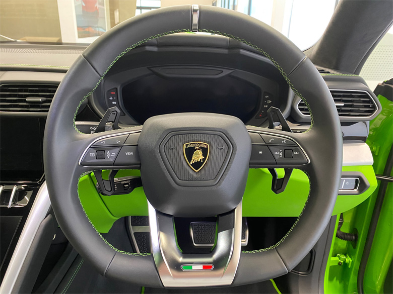 ランボルギーニ ウルス4.0 4WD(15/17枚)