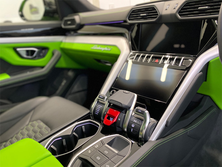 ランボルギーニ ウルス4.0 4WD(16/17枚)