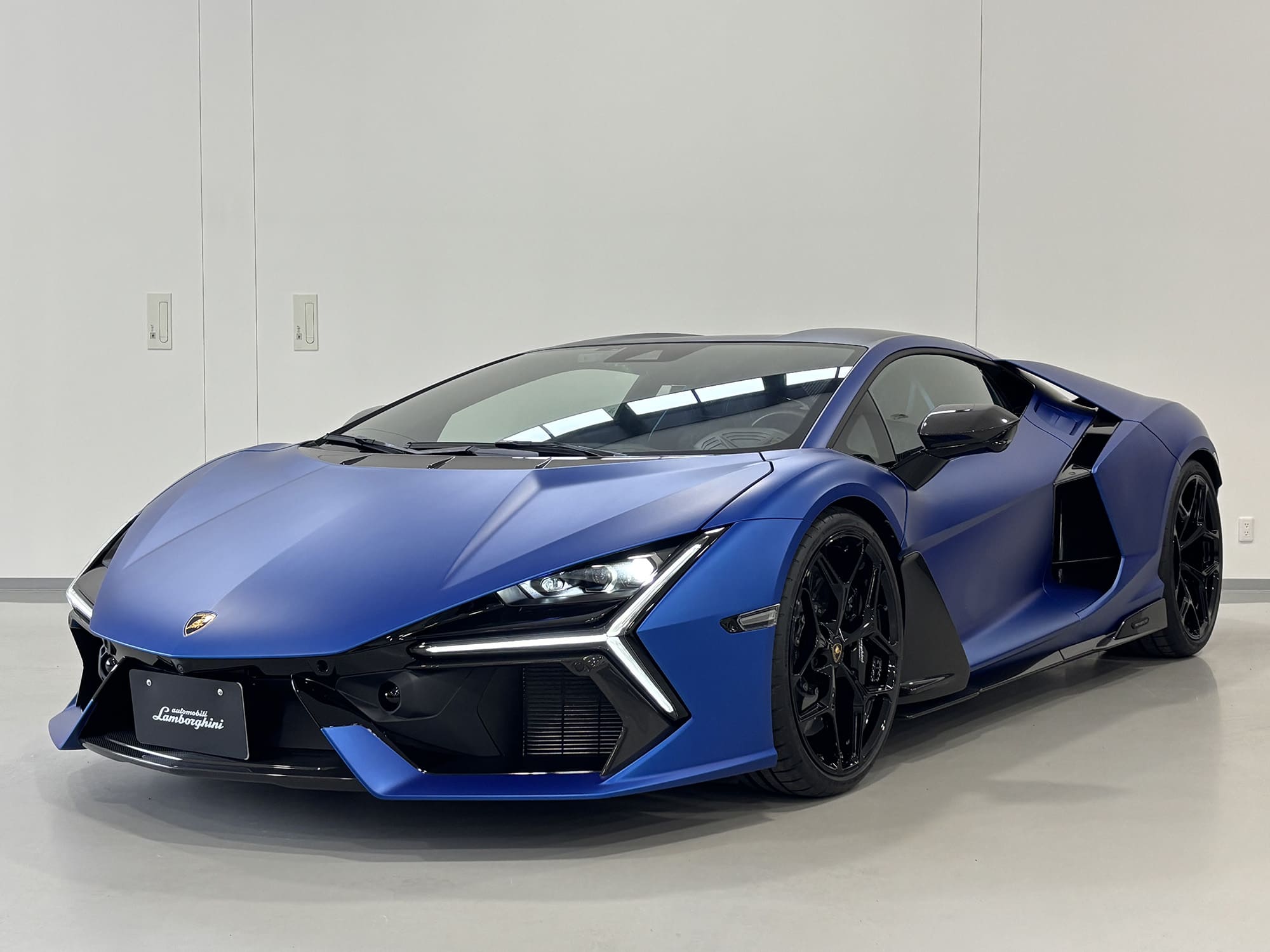 【Lamborghini】ランボルギーニ ブルー2本 スパークリング ランボルギーニ ウラカン Tecnica 認定中古車｜ランボルギーニ広島