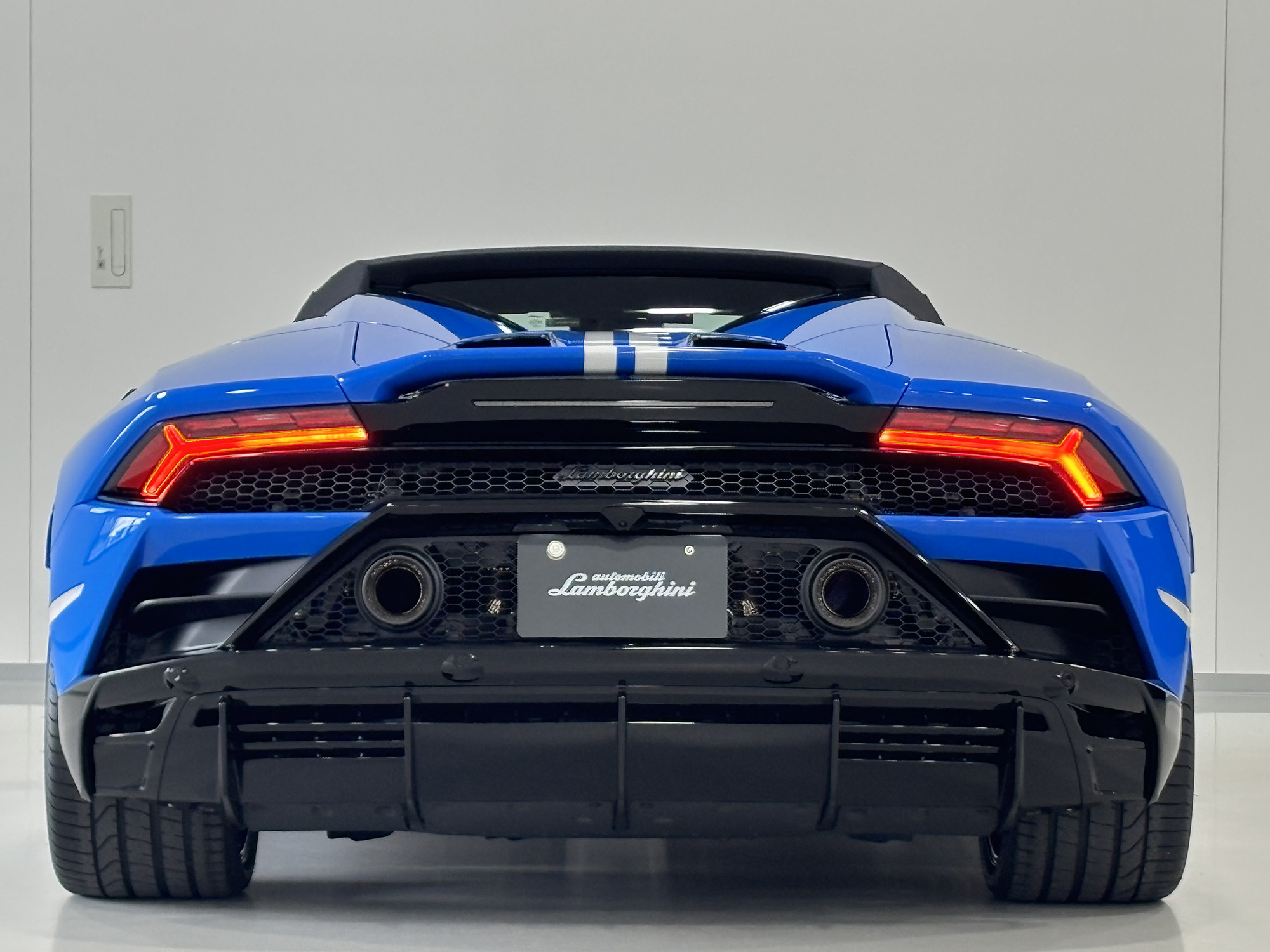 ランボルギーニまとめ売り！！ 創立60周年を迎えたランボルギーニが日本の現代美術家IKEUCHI氏との