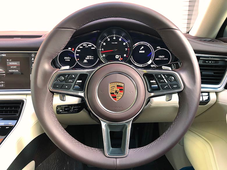 ポルシェ パナメーラ 3.0 PDK - ワインレッド レーン チェンジ アシスト/トラフィックジャム アシスト付きアダプティブ クルーズ コントロール (16/34枚)