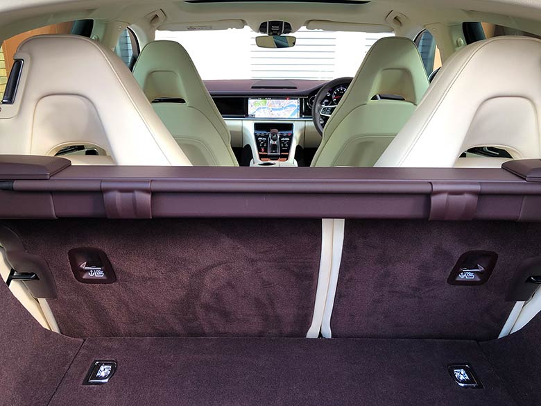 ポルシェ パナメーラ 3.0 PDK - ワインレッド ラゲッジコンパートメント容積 500リットルラゲッジコンパートメント容積 500リットル (18/34枚) (18/34枚)