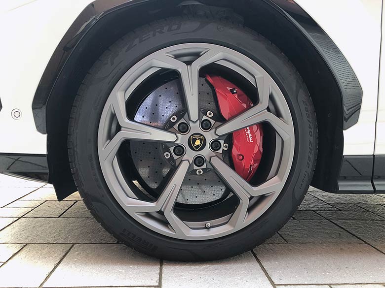 ランボルギーニ ウルス4.0 4WD - ホワイト NATH 22INCH TITANIUM MATT/RED CALIPER (19/44枚)