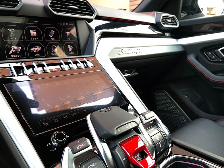 ランボルギーニ ウルス4.0 4WD - ホワイト (26/44枚)