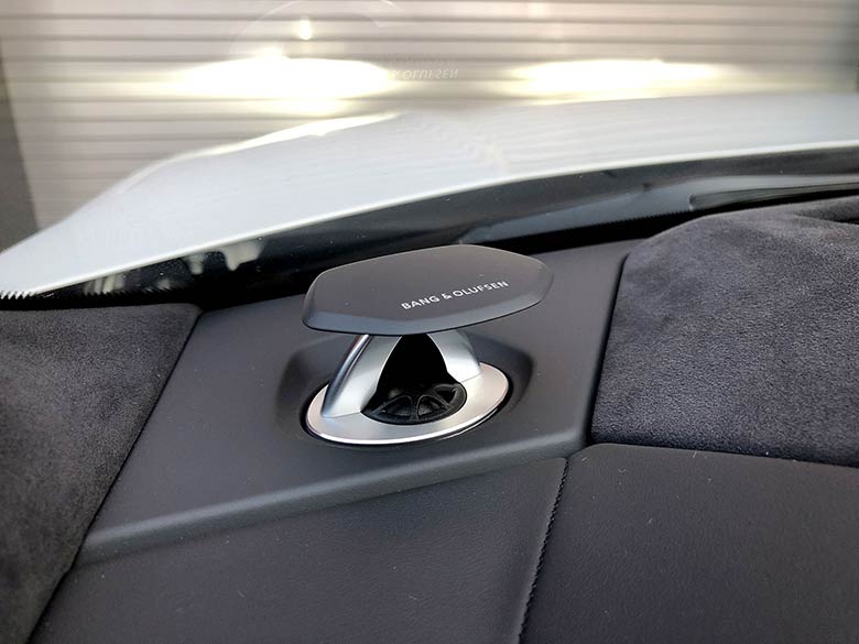 ランボルギーニ ウルス4.0 4WD - ホワイト (37/44枚)