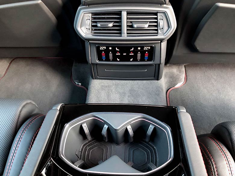 ランボルギーニ ウルス4.0 4WD - ホワイト (39/44枚)