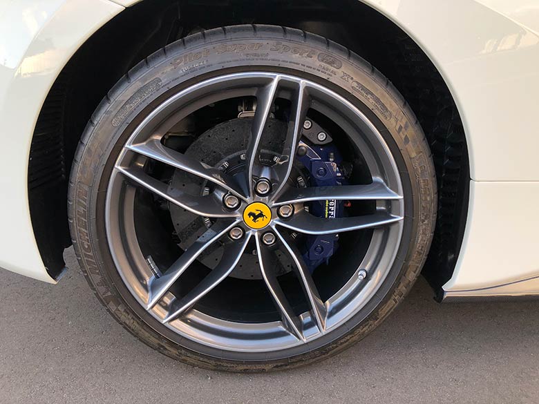20インチ鍛造アルミホイール、ブルーキャリパー (11/18枚) フェラーリ 488スパイダー F1