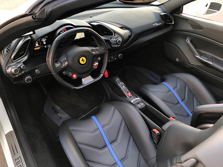 内装はネロにブルーのステッチ、プレミアムHi-Fiシステム (14/18枚) フェラーリ 488スパイダー F1