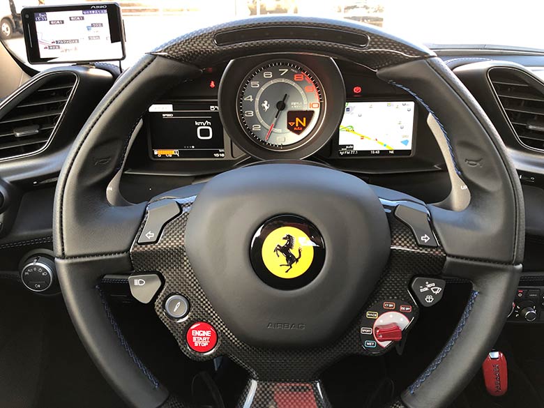 LED内蔵、カーボンステアリング、ホワイトレブカウンター (15/18枚) フェラーリ 488スパイダー F1