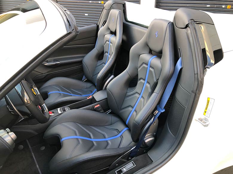 スポーツ走行にも最適なゴールドレークシート、カバリーノステッチ、シートベルトもブルーです。 (16/18枚)  フェラーリ 488スパイダー F1