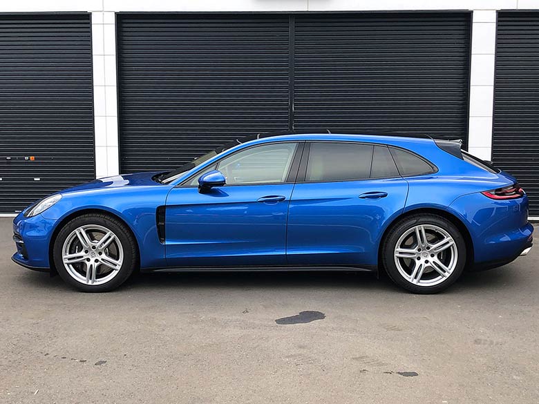 ポルシェ パナメーラ 4 スポーツツーリスモ PDK 4WD - ブルーメタリック ルーフラインを後方に伸ばし、より広く使いやすいラゲッジスペースが与えられたステーションワゴン (4/20枚)