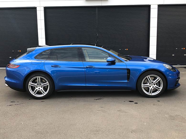 ポルシェ パナメーラ 4 スポーツツーリスモ PDK 4WD - ブルーメタリック ルーフエンドには車速に応じて自動で立ち上がるアクティブスポイラーを装着 (5/20枚)