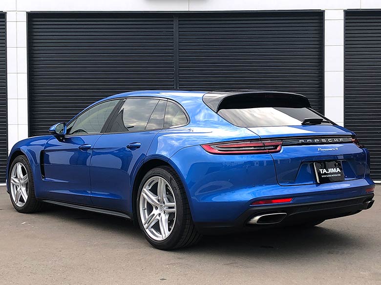 ポルシェ パナメーラ 4 スポーツツーリスモ PDK 4WD - ブルーメタリック パナメーラと異なり、スポーツツーリスモはラゲッジフロアとの段差がなく荷物の積み降ろしが格段に良くなりました。 (7/20枚)