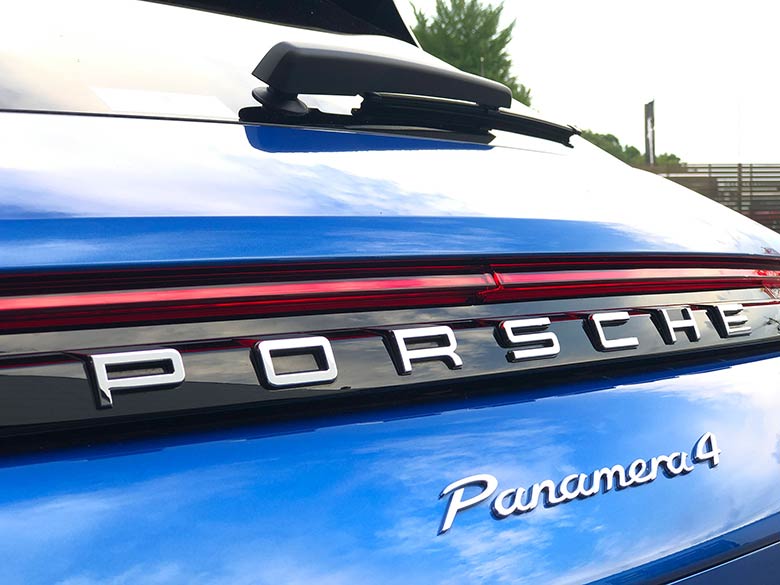 ポルシェ パナメーラ 4 スポーツツーリスモ PDK 4WD - ブルーメタリック Porscheロゴマーク（シルバーハイグロス仕上げ） (12/20枚)