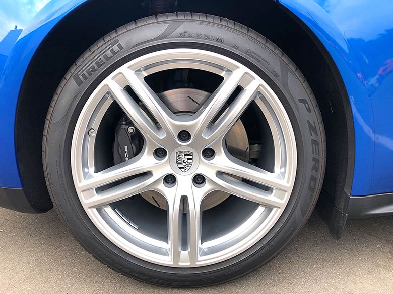 ポルシェ パナメーラ 4 スポーツツーリスモ PDK 4WD - ブルーメタリック リア：10.5 J x 20 RO 71（ホイール） 315/35 R 20 110V XL M+S（タイヤ） (15/20枚)