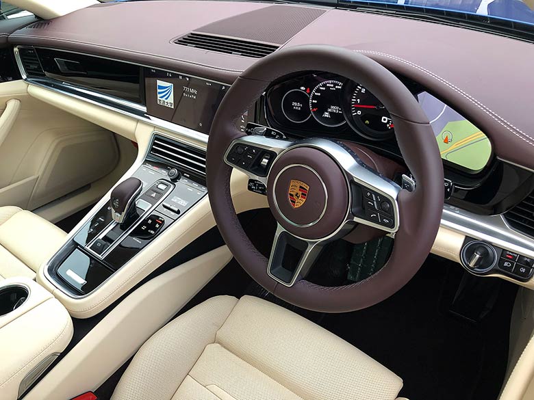 ポルシェ パナメーラ 4 スポーツツーリスモ PDK 4WD - ブルーメタリック トラフィックジャムアシストで快適な高速道路の走行が可能です。 (18/20枚)