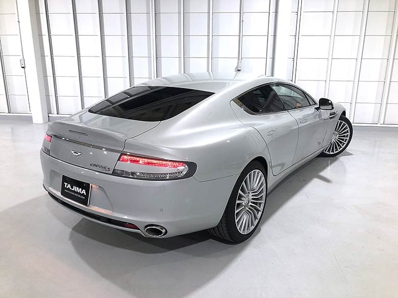 リヤビューも2ドアクーペモデルのアストンと同じテイストのデザイン。 (6/19枚) アストンマーチン ラピード S タッチトロニック3