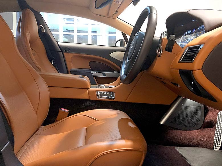 シートカラーは「ケストレルタン」と呼ばれる暖かみのあるタンカラー (12/19枚) アストンマーチン ラピード S タッチトロニック3