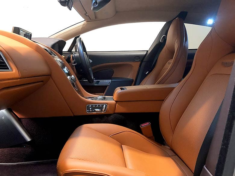 インテリアカラーは「ケストレルタン」と「ビターチョコレート」の組み合わせ (13/19枚) アストンマーチン ラピード S タッチトロニック3