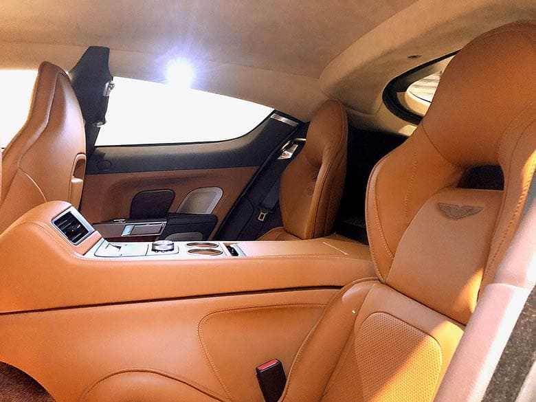 リヤシート。2名がゆったりと座れます。 (14/19枚) アストンマーチン ラピード S タッチトロニック3