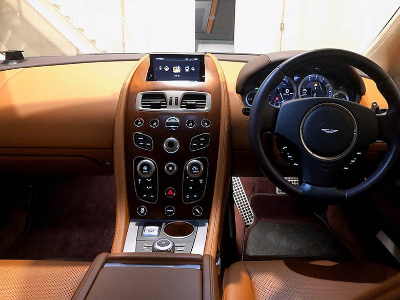 機能的なインパネ周り。スピーカーはバング・アンド・オルフセン搭載でライブ会場のようなサウンドを体感できます。 (15/19枚) アストンマーチン ラピード S タッチトロニック3
