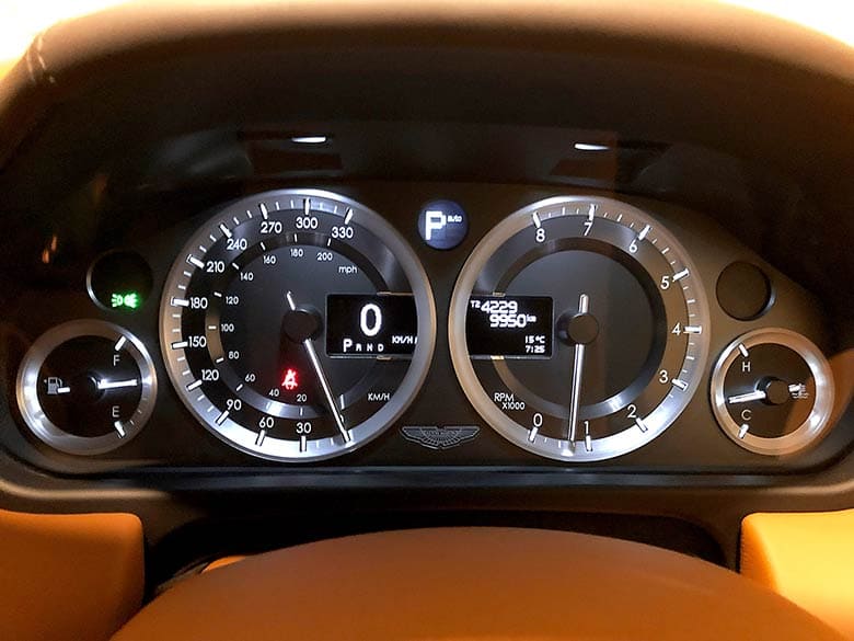 トゥールビヨンをモチーフにした計器。非常に視認性が良いです。(16/19枚) アストンマーチン ラピード S タッチトロニック3